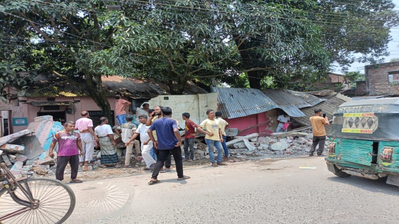 সিরাজগঞ্জে সওজের জায়গা দখলমুক্ত করতে উচ্ছেদ অভিযান...