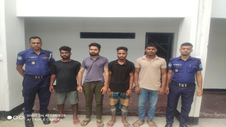‎ধামরাইয়ে ফসলি জমির মাটি কাটার অভিযোগে  গ্রেপ্তার ৩ ‎...