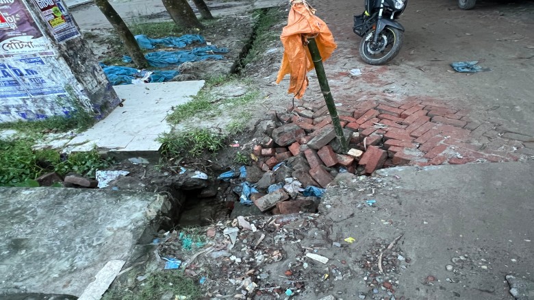 রংপুরের তারাগঞ্জে ড্রেন নির্মাণকাজে ব্যবহৃত বালুবাহী ট্রাকের