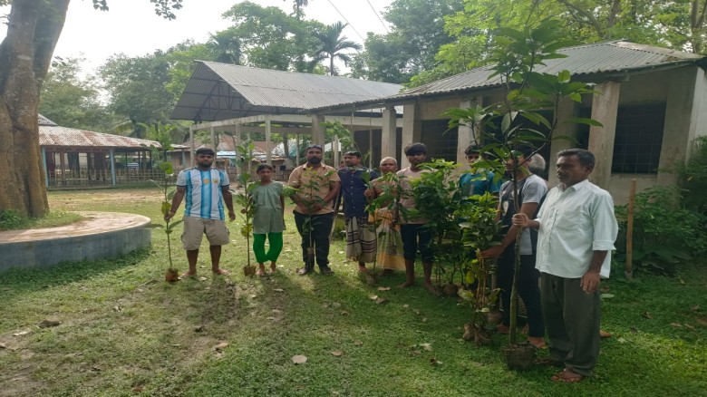 তারাগঞ্জের সাবেক সেনা সদস্য আমির আলীর বৃক্ষ রোপনের মধ্য দিয়ে