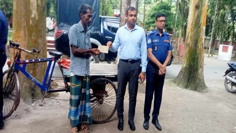 আহত-নিহত পরিবহনের জন্য তারাগঞ্জে ইউএনওর ভ্যান প্রদান।...