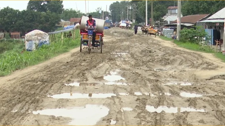 এনায়েতপুর–শাহজাদপুর সড়কে বৃষ্টিতেই হাঁটুপানি-কাদা, থমকে গেছে